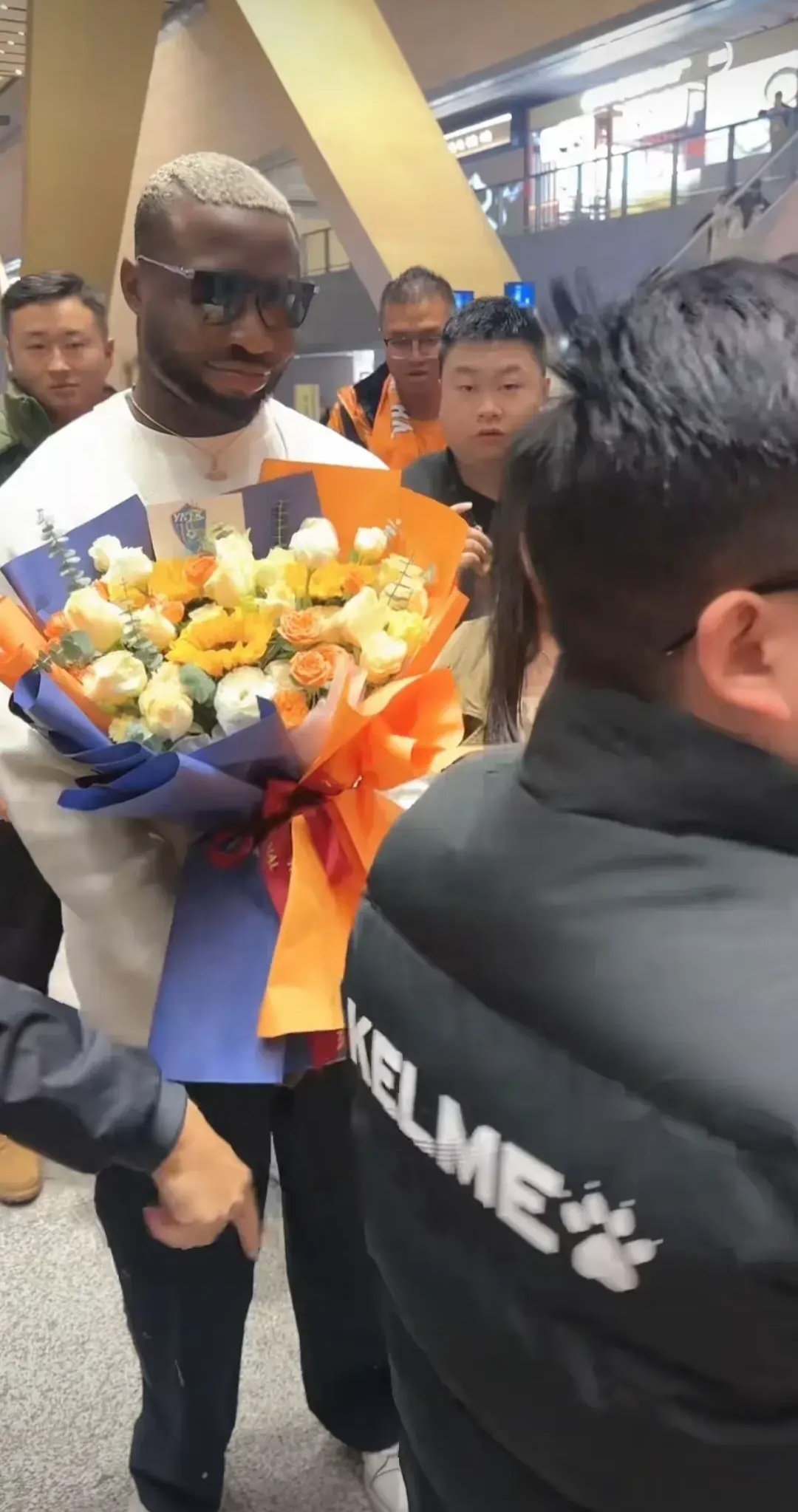 足球赛事掀起热议，球迷翘首期待 